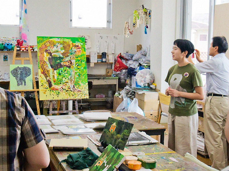 絵画などの作品制作の様子