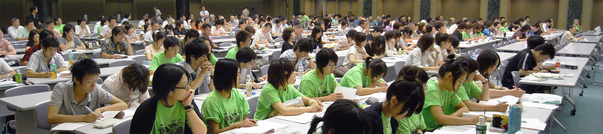 親子3人が並んでいる様子